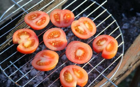 How to cook grilled tomatoes - subtleties for beginners