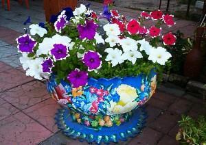 Bellissimo vaso da fiori fatto di pneumatici