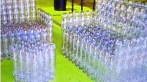 sofa pagaminta iš plastikinių butelių