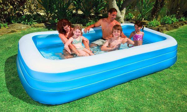 Pequeña piscina inflable para niños