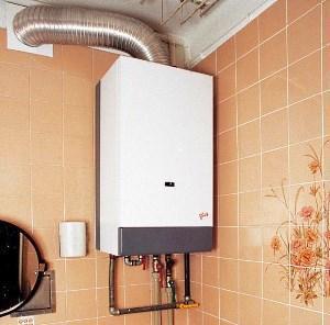 plynový kotol na stene kúpeľne