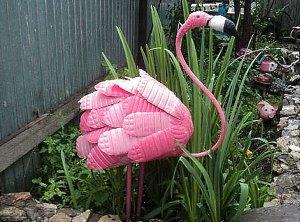 rožinis flamingas iš butelių