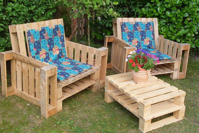 garden furniture made of pallets