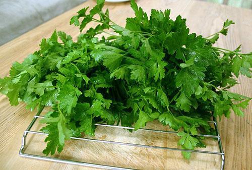 The washed parsley dries well