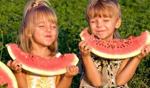 A gyerekek csak imádják a görögdinnyét
