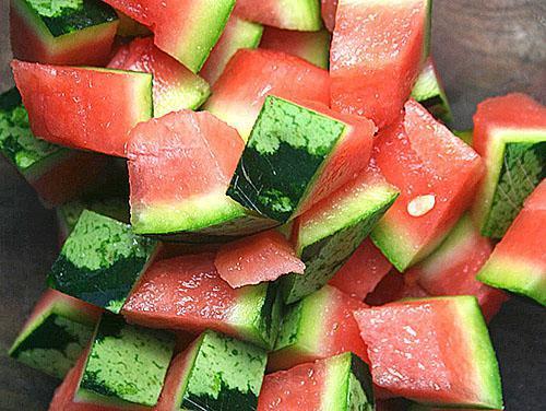 Infusioner och avkok tillagas av färska vattenmelonskal