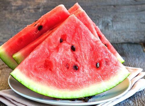 Med ett högt innehåll av nitrater är vattenmelonförgiftning möjlig