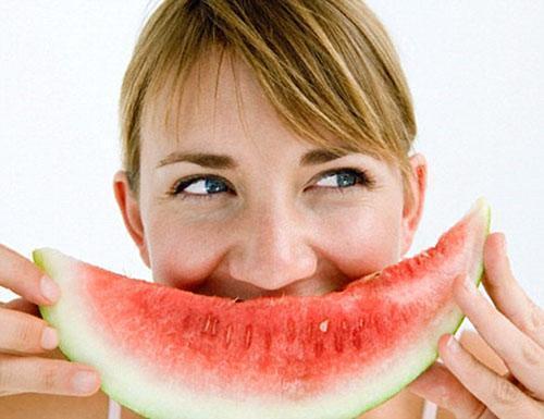 Den söta saftiga massan av vattenmelon gillas av många
