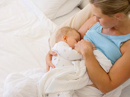 För en ammande mamma är först och främst barnets hälsa viktigt.