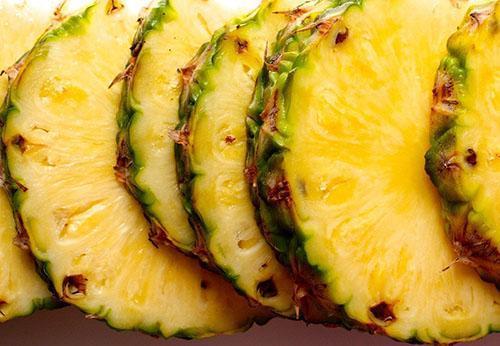 Ananas, bu birlikte yetiştirilen meyvelerin birleşik meyvesidir