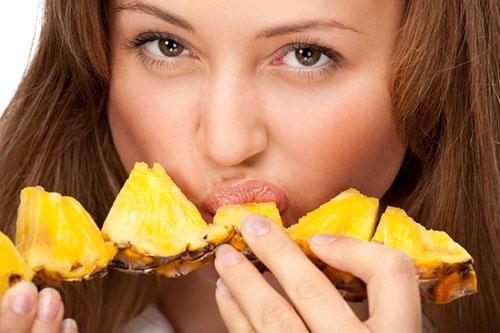 Das duftende saftige Fruchtfleisch der Ananas enthält viele Vitamine und Spurenelemente