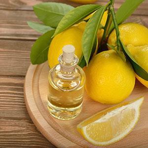 Minyak lemon diperoleh dengan menekan sejuk atau penyulingan wap