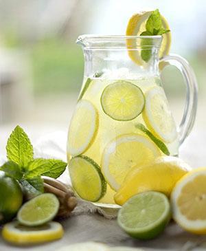 La bebida de limón se bebe con el estómago vacío.