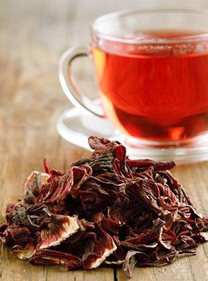 A hibiszkusz vagy a hibiszkusz tea különleges színű és ízű.
