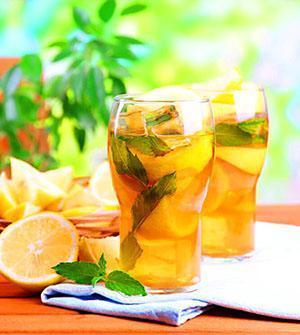 Zdravi ledeni čaj s limunom i mentom