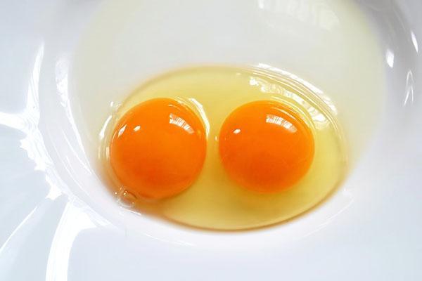δύο κρόκους σε ένα αυγό