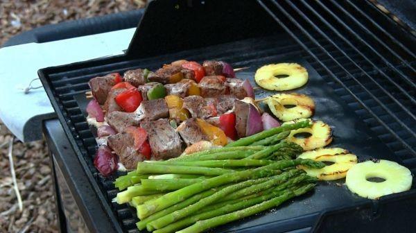 zöldség és hús a szőnyegen
