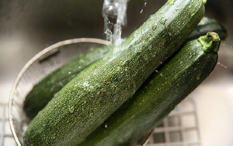 wash the zucchini