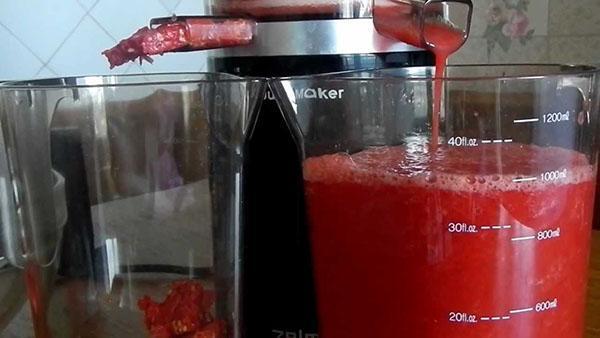 tomatjuice gjennom en juicer