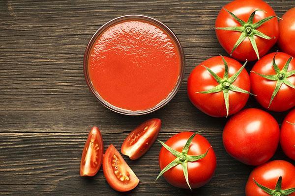 tomatjuice från röda tomater