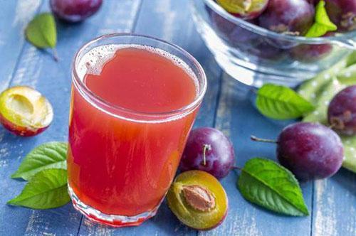 god och hälsosam juice från plommon