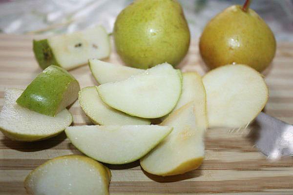 pese ja leikkaa päärynät