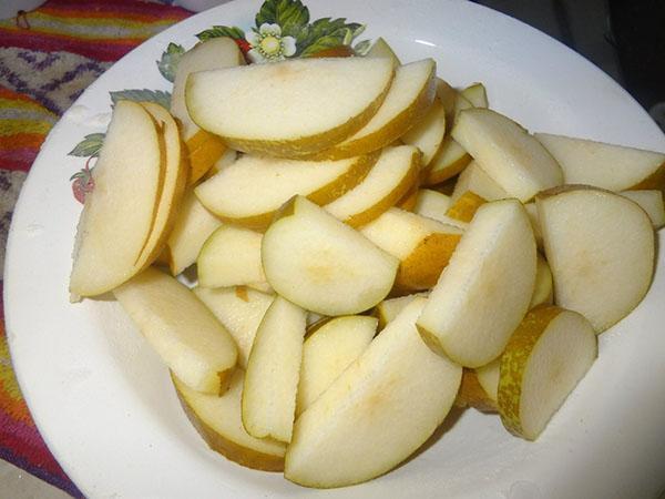 kuoritut päärynät