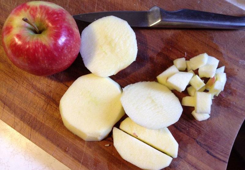 descasque e pique maçãs
