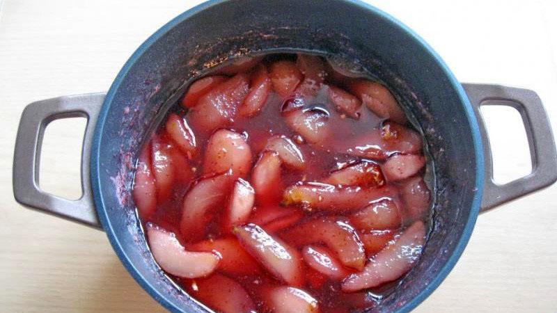 fierbe lingonberries și pere în sirop