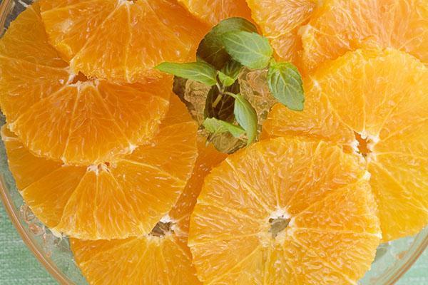 narežite naranču na kolutiće