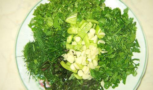 dodajte začinsko bilje i češnjak u salatu