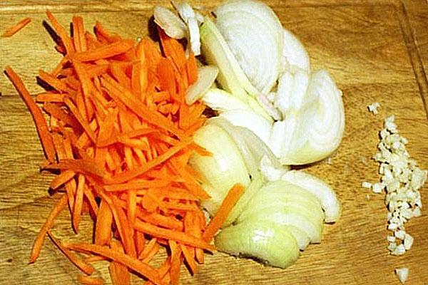накълцайте лук и моркови за салата