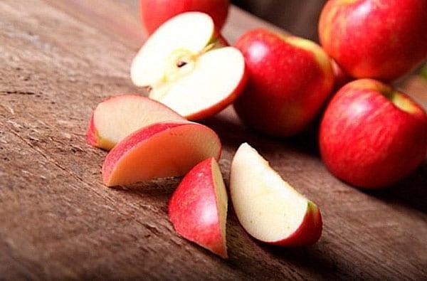 нарежете чисти ябълки на парчета