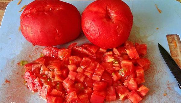 нарежете обелените домати на кубчета