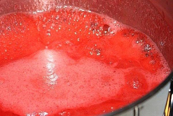 fierbeți piureul de căpșuni cu gelatină