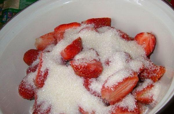 bedek het tweede deel van aardbeien met suiker