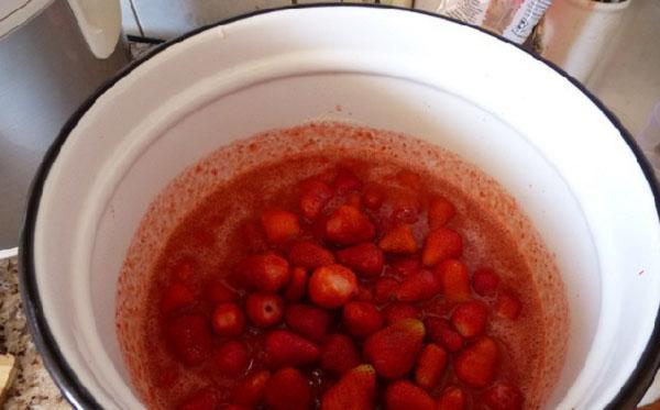 kok hele bær i jordbærpuré i 5 minutter
