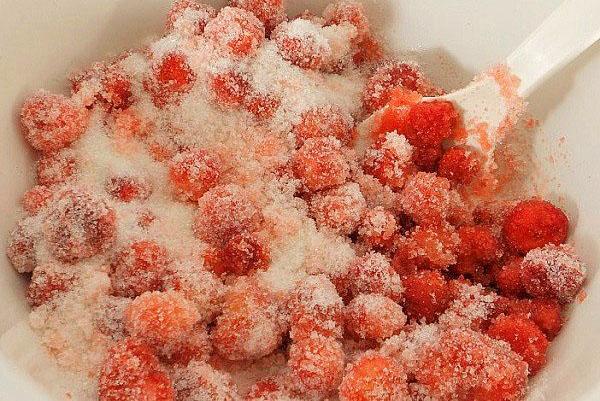 mezclar fresas con azúcar