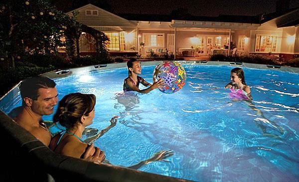 осветљени базен увече