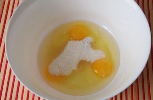 išplakite kiaušinius su cukrumi