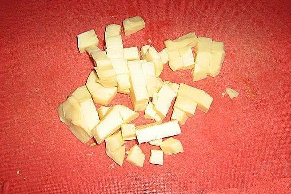 supjaustykite kubeliais kietąjį sūrį