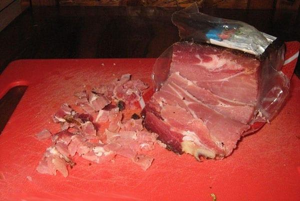 údené mäso nakrájame na kocky