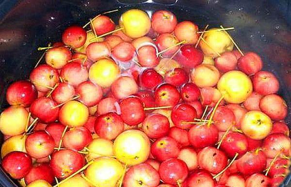למיין ולשטוף את התפוחים