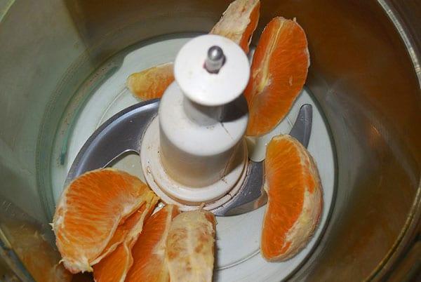 hugga apelsiner i en mixer