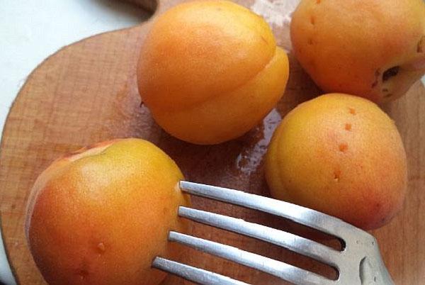 reine Aprikosen stechen und blanchieren