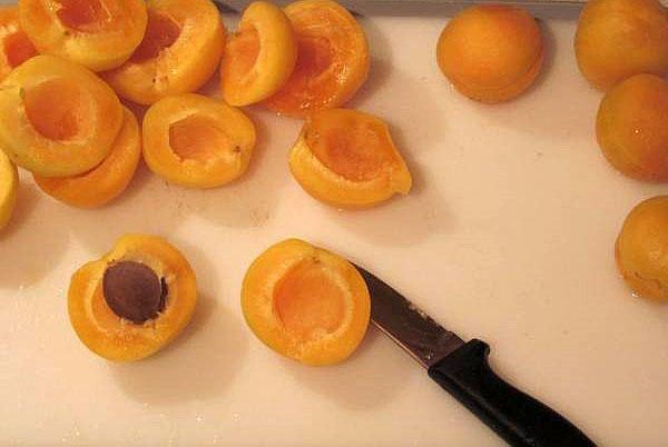 snijd het fruit en trek de zaadjes eruit