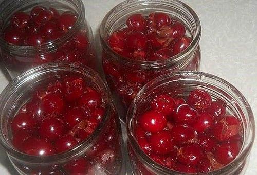 fill jars with berries