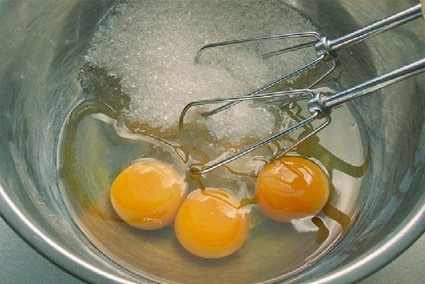 sbattere le uova con lo zucchero