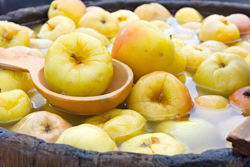 yksinkertainen resepti liottaa omenoita