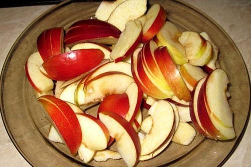 nakrájejte jablka na plátky